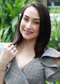 Katreeya English (1976)